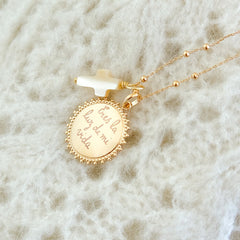 Collar personalizado medalla redonda Sidonie Sol con cruz de nácar para regalos de comunión o regalos de nacimiento