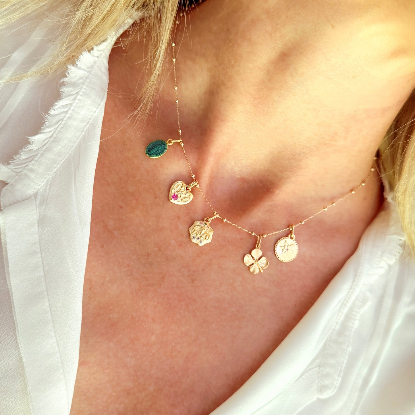 Collar amuleto con virgen milagrosa