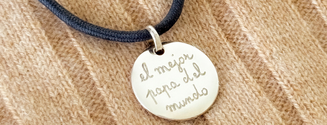 Colgante personalizado grabado a mano con la frase "El mejor papá del mundo"