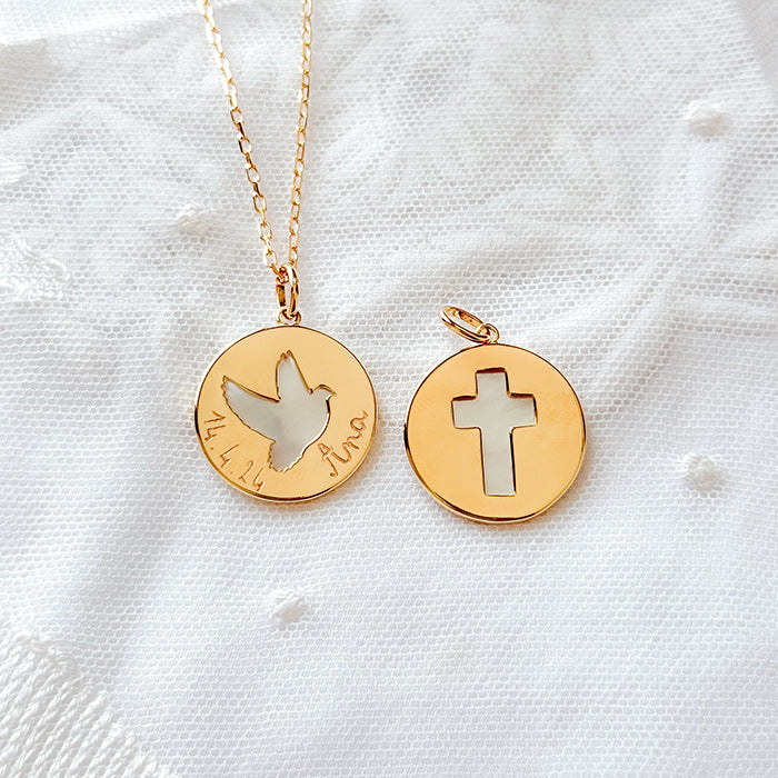 Collar con colgante religioso cruz de oro y nácar y paloma personalizado con nombres y fechas. Regalos de comunión