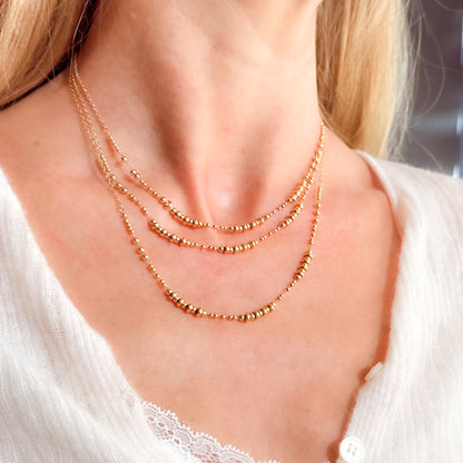 Collar luminoso de cuentas con un baño de oro fino de 18 quilates. Muy resistente.