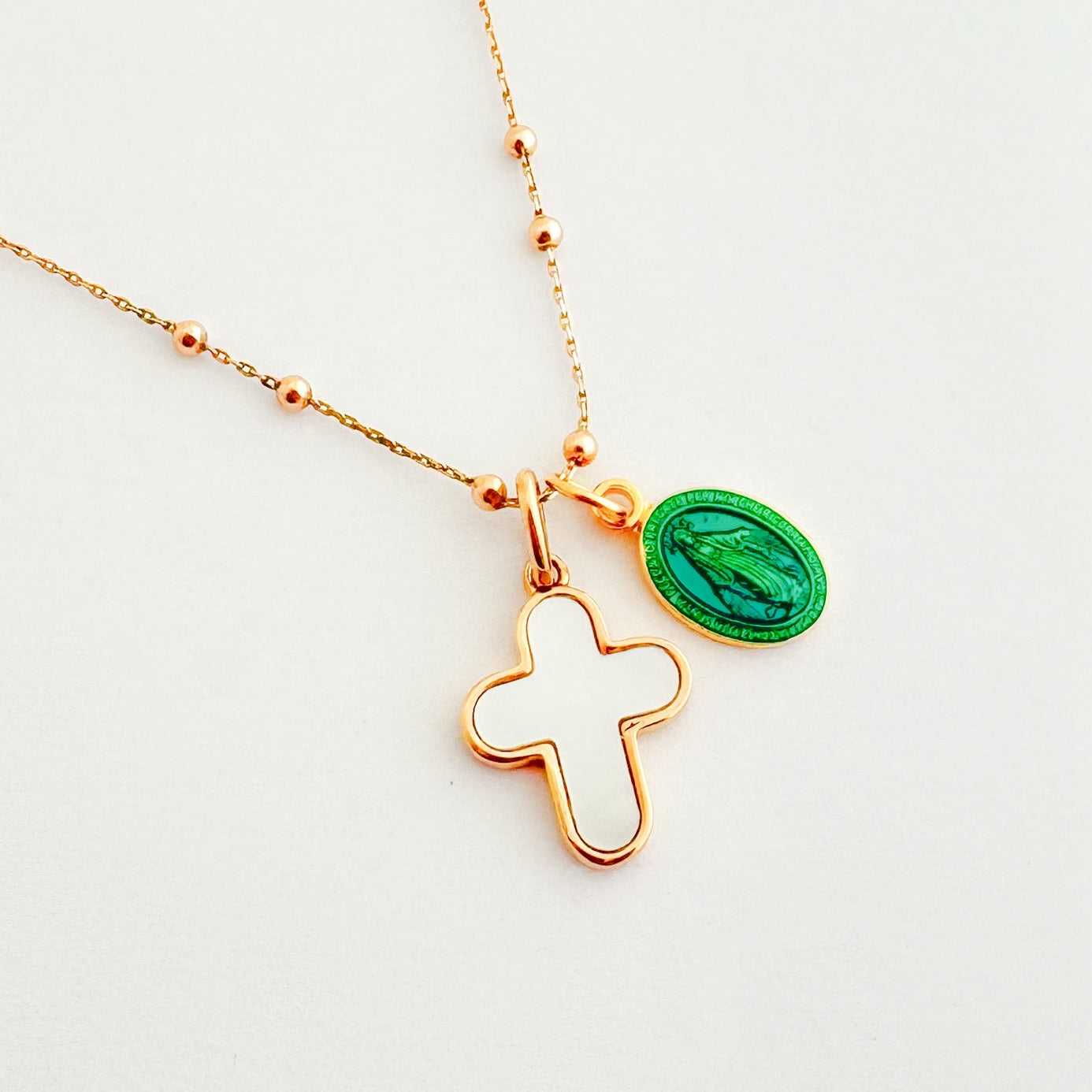 Collar religioso cruz nácar y oro con virgen milagrosa