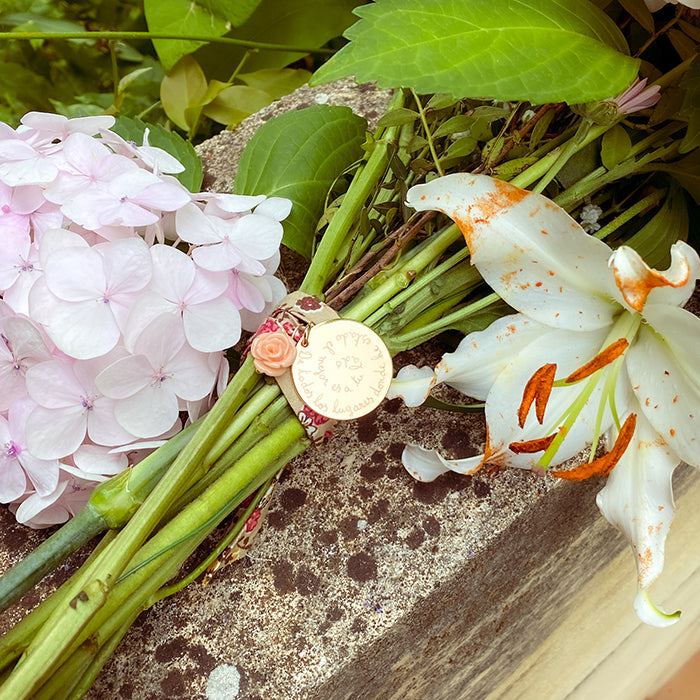 Medalla Personalizada para Ramo de Novia 3cm oro con rosa coral cordón liberty beige HOPS