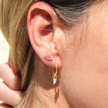 Pendientes Plumas pequeña y colmillo nácar HOPS regalo para mujeres adolescentes