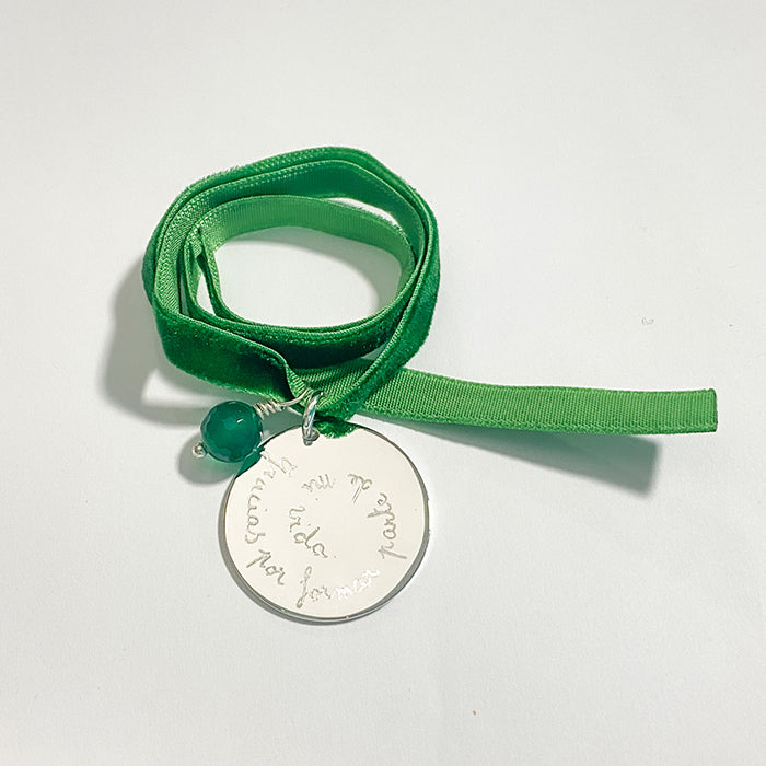 Medalla Personalizada para Ramo de Novia 3cm oro plata con ágata verde cordón terciopelo HOPS